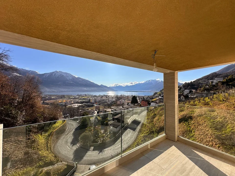 Villa mediterranea con piscina, SPA e vista panoramica sul Lago Mag...