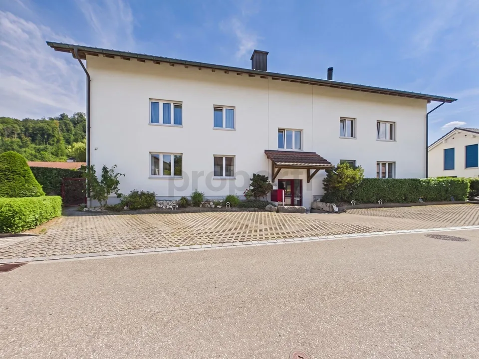 Moderne und lichtdurchflutete Wohnung mit Balkon in Schwaderloch