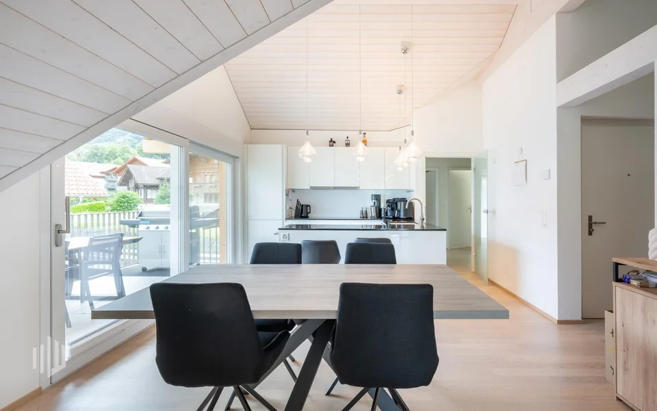 ImmoWyss -  Moderne Dachwohnung mit Sicht auf See und Berge in Bönigen