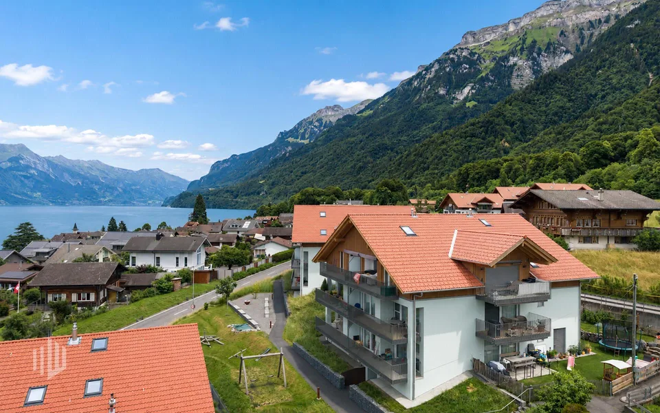 ImmoWyss -  Moderne Dachwohnung mit Sicht auf See und Berge in Bönigen