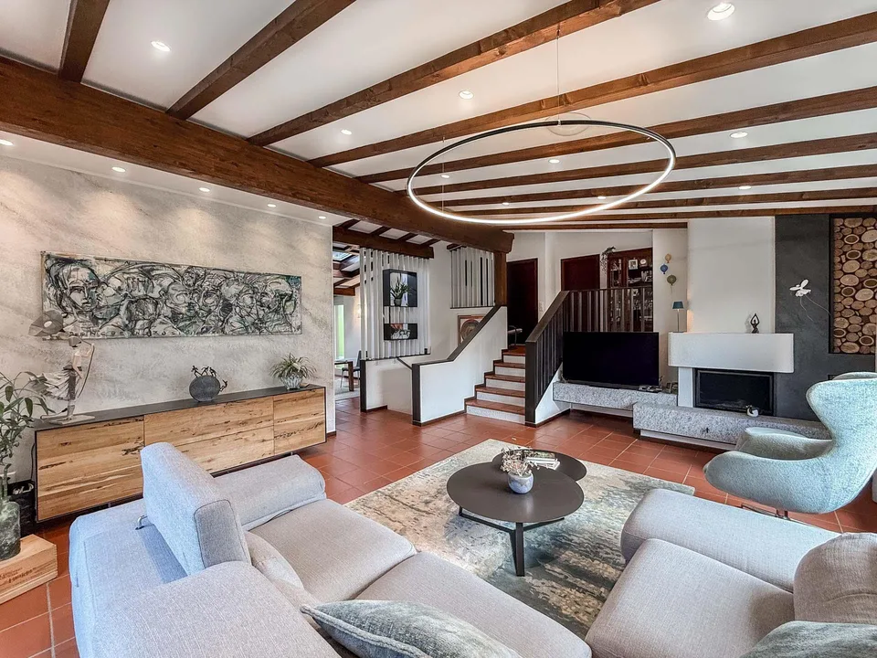 Elegante casa con giardino a Collina d’Oro