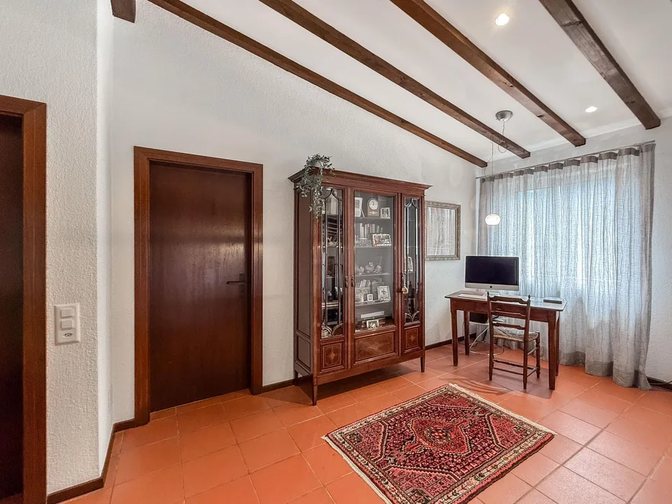 Elegante casa con giardino a Collina d’Oro