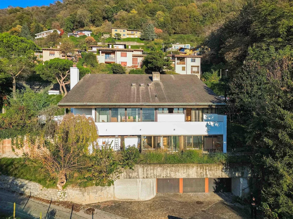 Villa con ampio giardino e vista aperta a Morbio Superiore