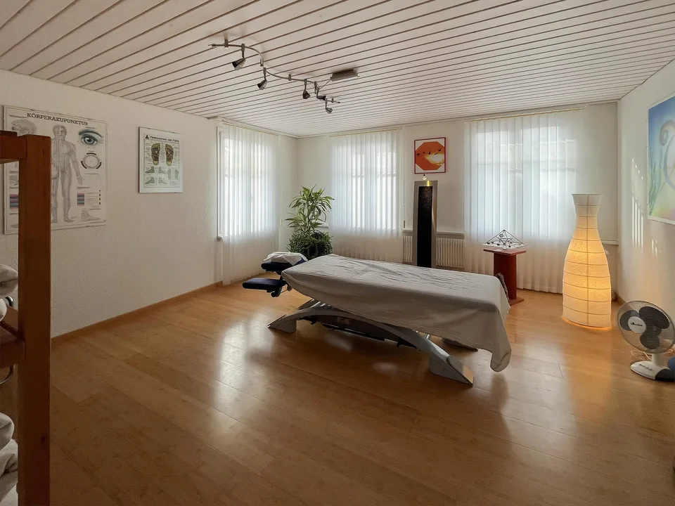 Wohn-/Geschäftshaus mit 3 Gewerbeflächen und 2 Wohnungen