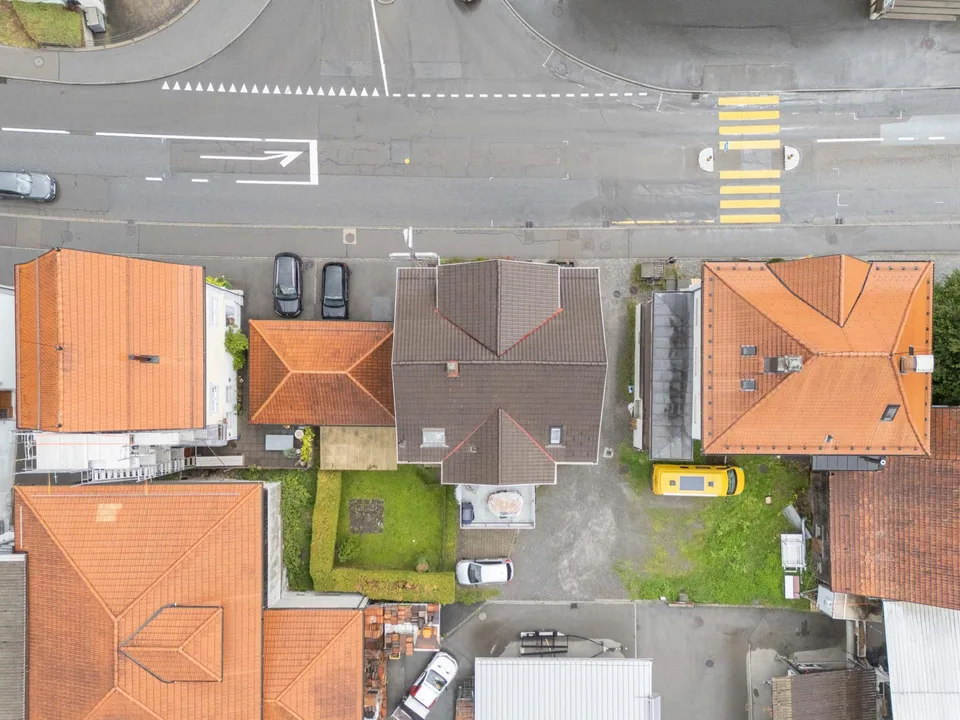 Wohn-/Geschäftshaus mit 3 Gewerbeflächen und 2 Wohnungen