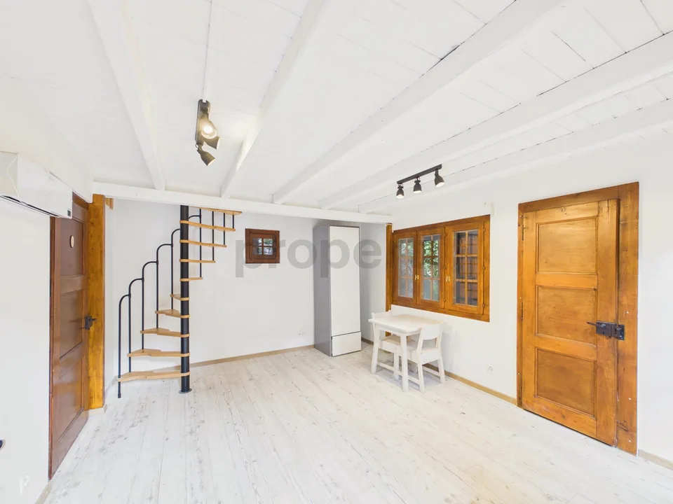 Authentischer Charme von Holz, moderne Ausführungen und Terrasse am Rande von Grünflächen