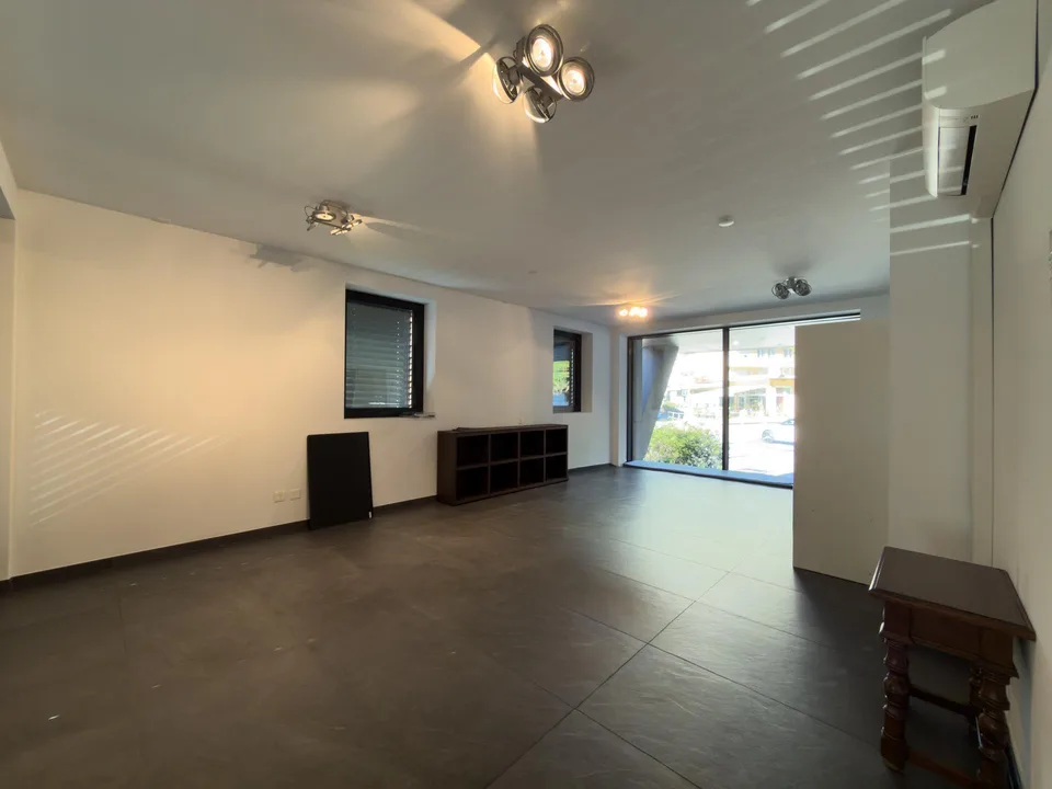 Ufficio open space a Massagno con vetrine su strada e 3 posti
