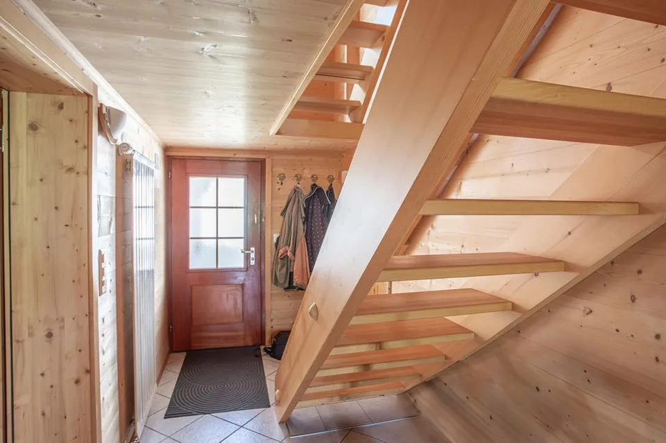 Casa a schiera situata in zona tranquilla con idillio giardino e vista sulla montagna – foto 6 di 8