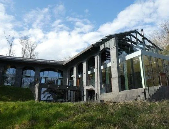 *Villa avec garage et jardin*
