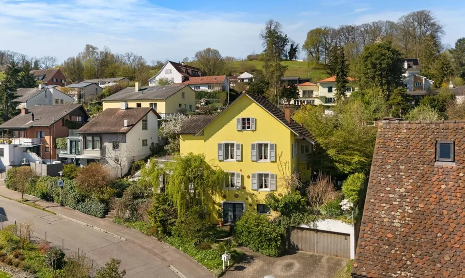 Geräumiges Zweifamilienhaus an zentrumsnaher Lage