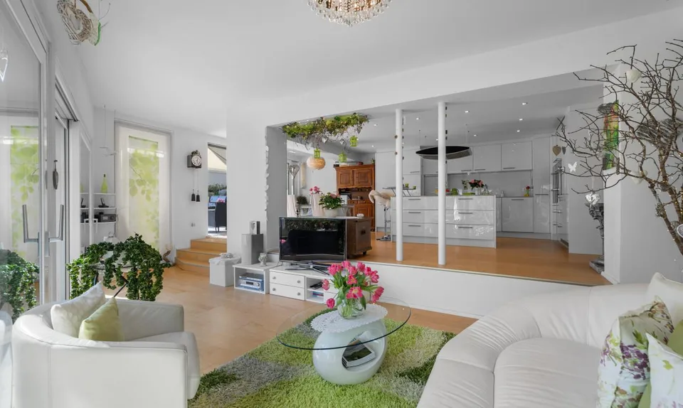 Geräumiges Zweifamilienhaus an zentrumsnaher Lage – photo 8 of 13