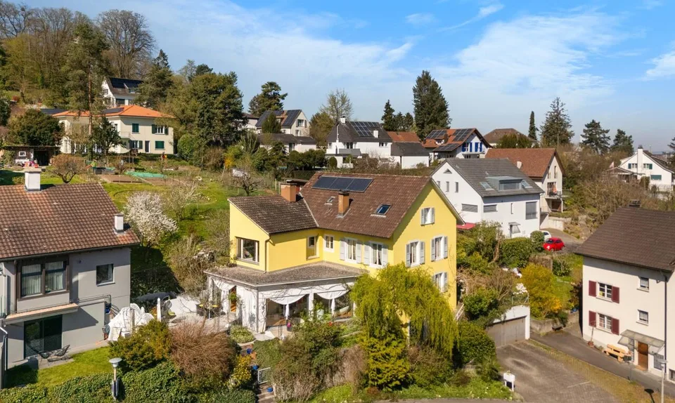 Geräumiges Zweifamilienhaus an zentrumsnaher Lage