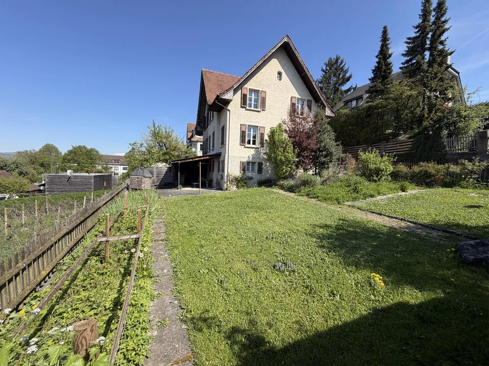 Doppelhaushälfte mit viel Garten an bester Lage zu verkaufen
