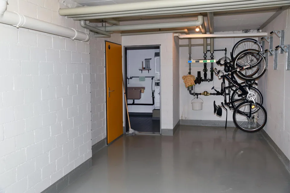 "Grosszügige 6.5-Z-Galerie-Wohnung mit Chemiee und Einstellhallenplatz – foto 21 di 27