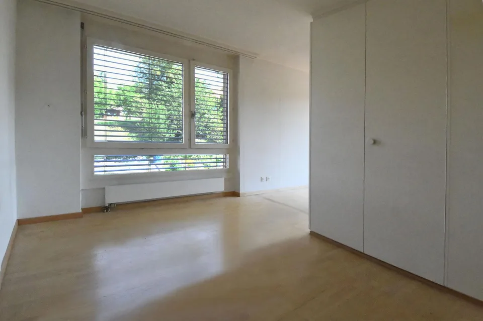 "Grosszügige 6.5-Z-Galerie-Wohnung mit Chemiee und Einstellhallenplatz – foto 10 di 27