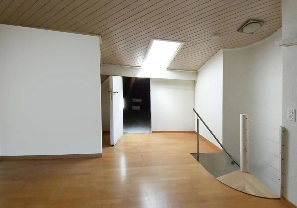 "Grosszügige 6.5-Z-Galerie-Wohnung mit Chemiee und Einstellhallenplatz – foto 16 di 27