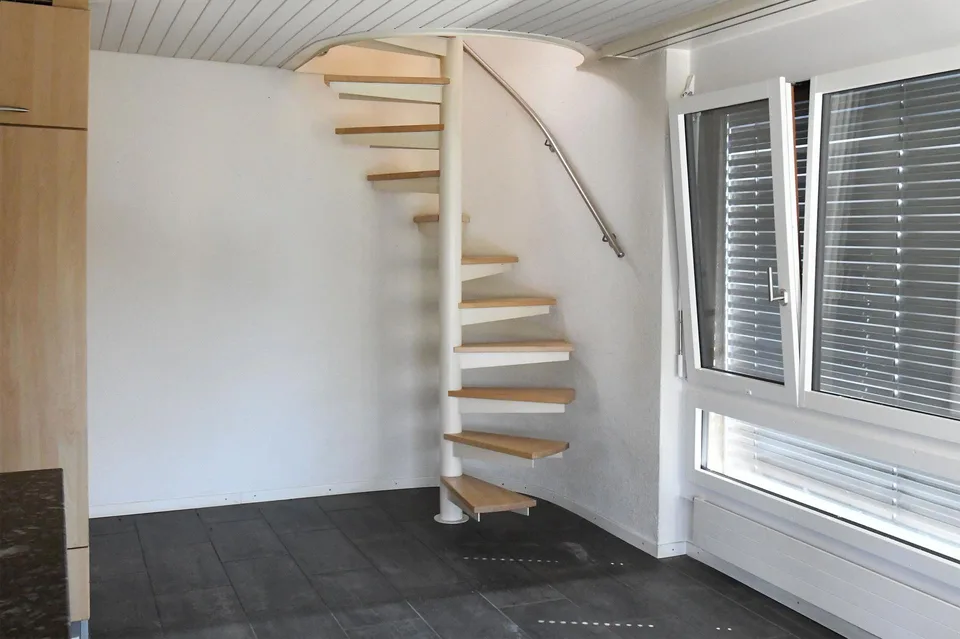 "Grosszügige 6.5-Z-Galerie-Wohnung mit Chemiee und Einstellhallenplatz