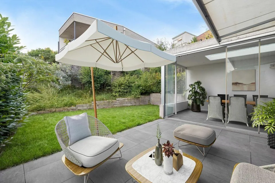 Neuwertiges 4.5-Zimmer-Doppel-EFH mit Wintergarten, Carport und Abs...