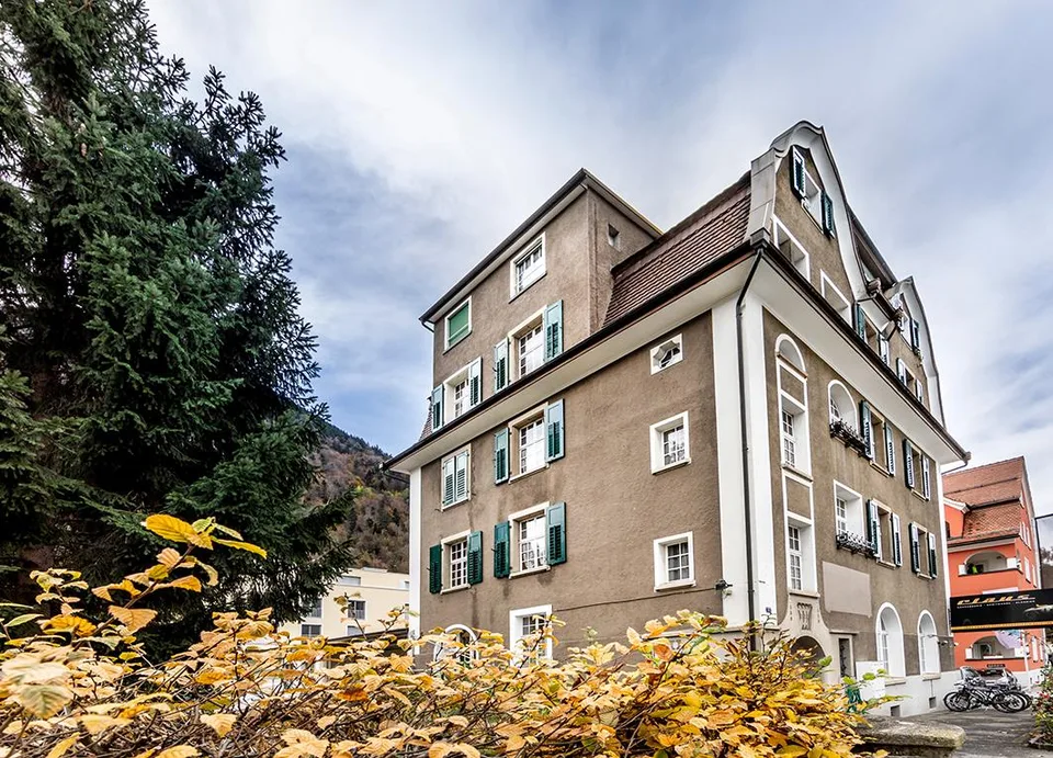 Frisch renovierte Altbauwohnung mit grosser Terrasse