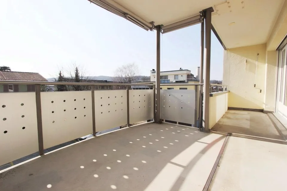 Schöne und zentrale Wohnung mit grossem sonnigen Balkon