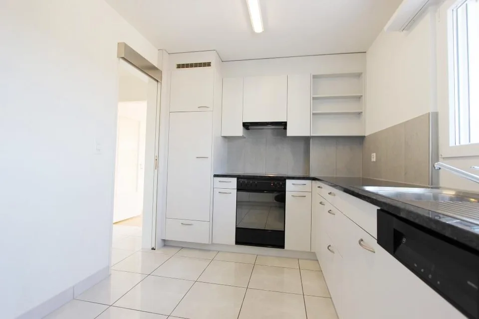 Schöne und zentrale Wohnung mit grossem sonnigen Balkon