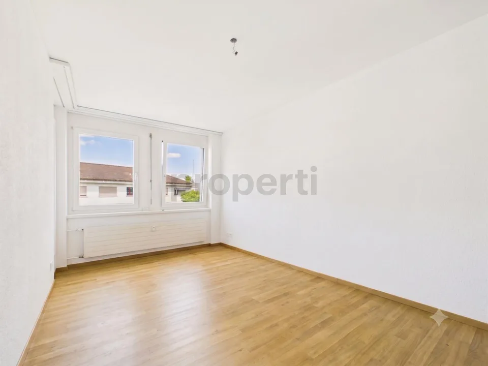 Sonniger Balkon, zwei moderne Badezimmer und komfortabler Lift