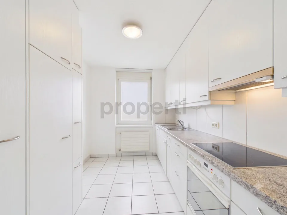 Sonniger Balkon, zwei moderne Badezimmer und komfortabler Lift