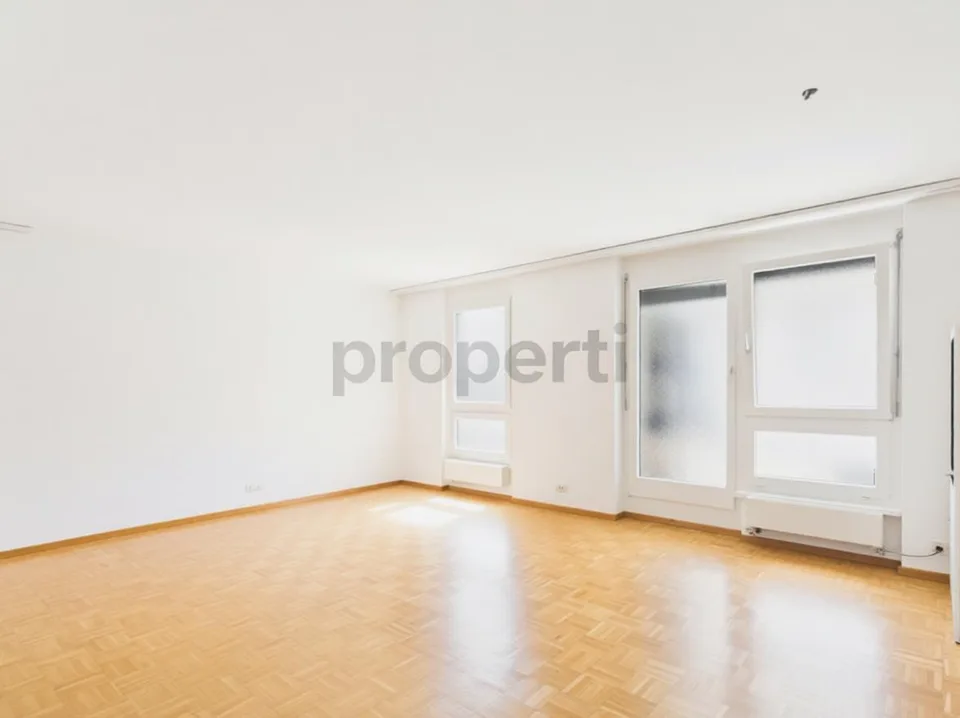 Sonniger Balkon, zwei moderne Badezimmer und komfortabler Lift