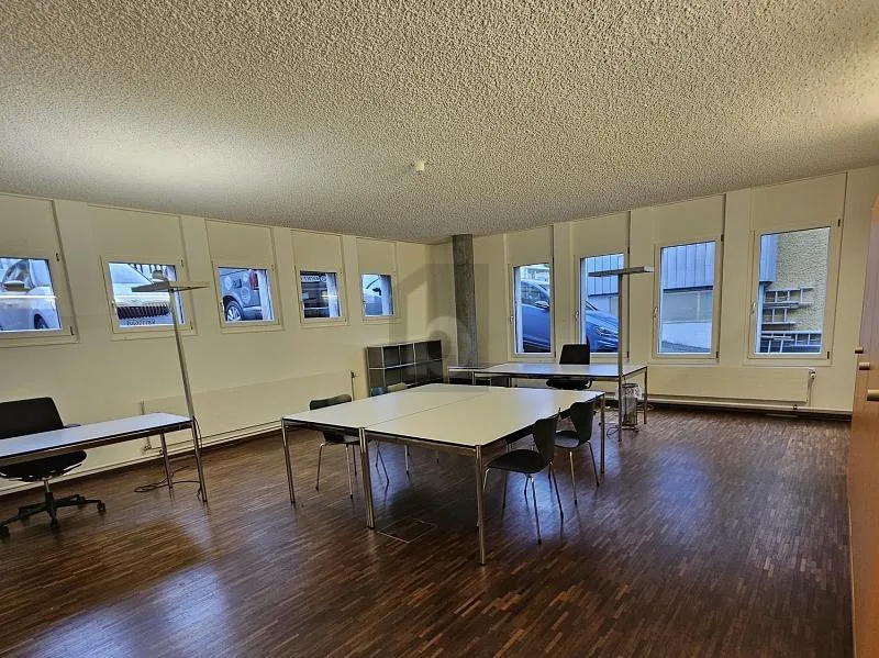 MODERNE ARBEITSFLÄCHE MIT TERRASSE