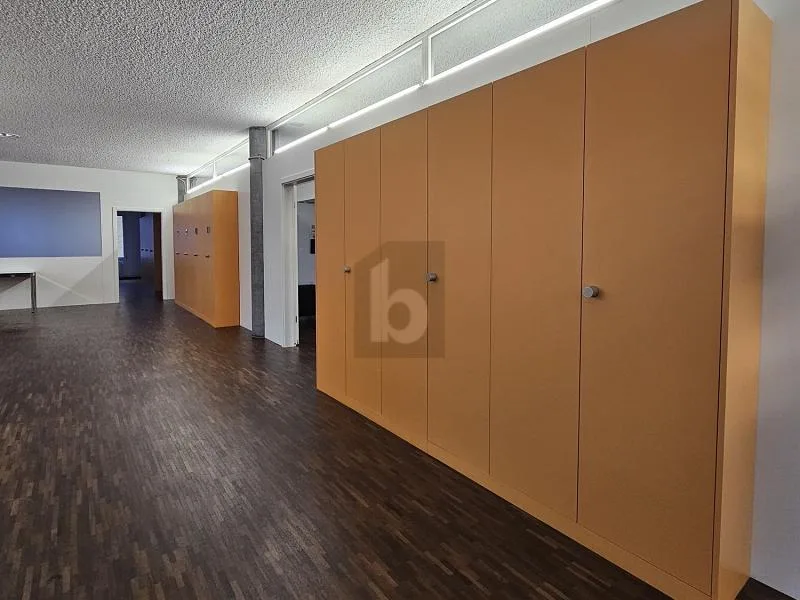 MODERNE ARBEITSFLÄCHE MIT TERRASSE