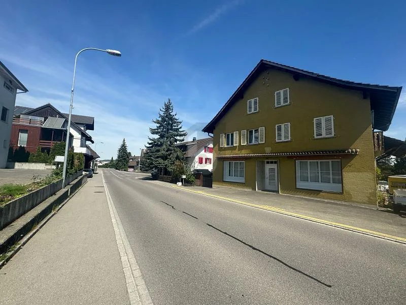 HELL MIT GROSSEN SCHAUFENSTER