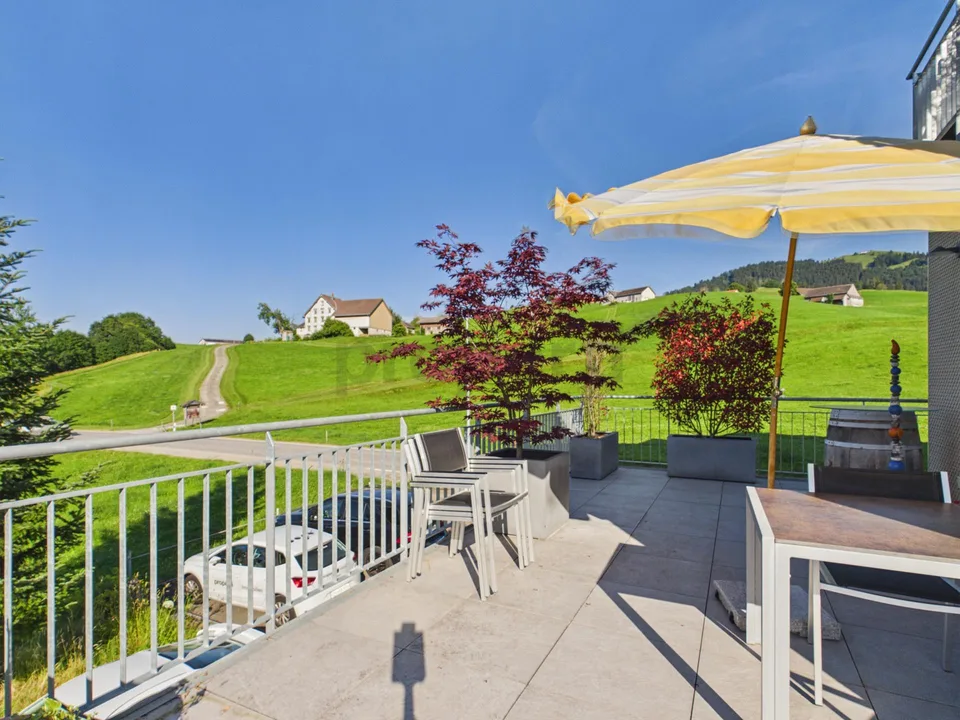 Sonniger Balkon mit Weitblick, stilvoll renoviert und zwei moderne ...