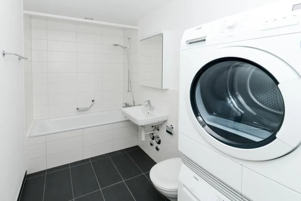 Moderne helle Wohnung mit Gartensitzplatz – Foto 6 von 7