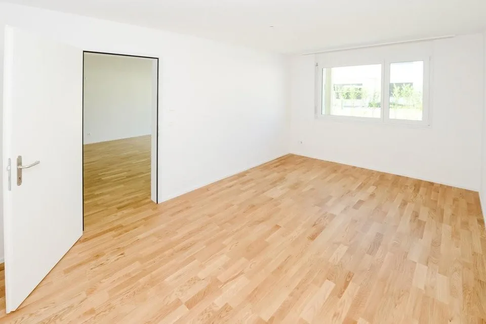 Moderne helle Wohnung mit Gartensitzplatz – Foto 7 von 7