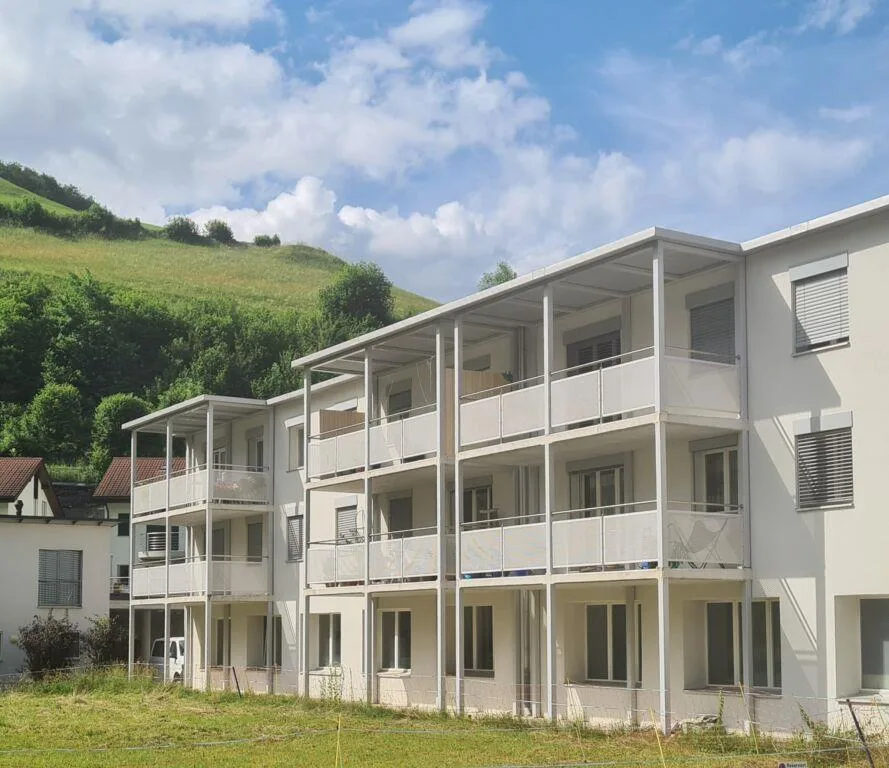 Grosszügige Wohnung mit Balkon und schöner Aussicht