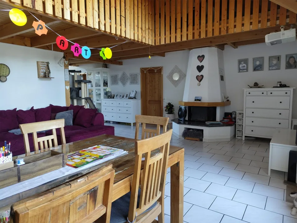 Grosse, doppelstöckige Maisonettewohnung