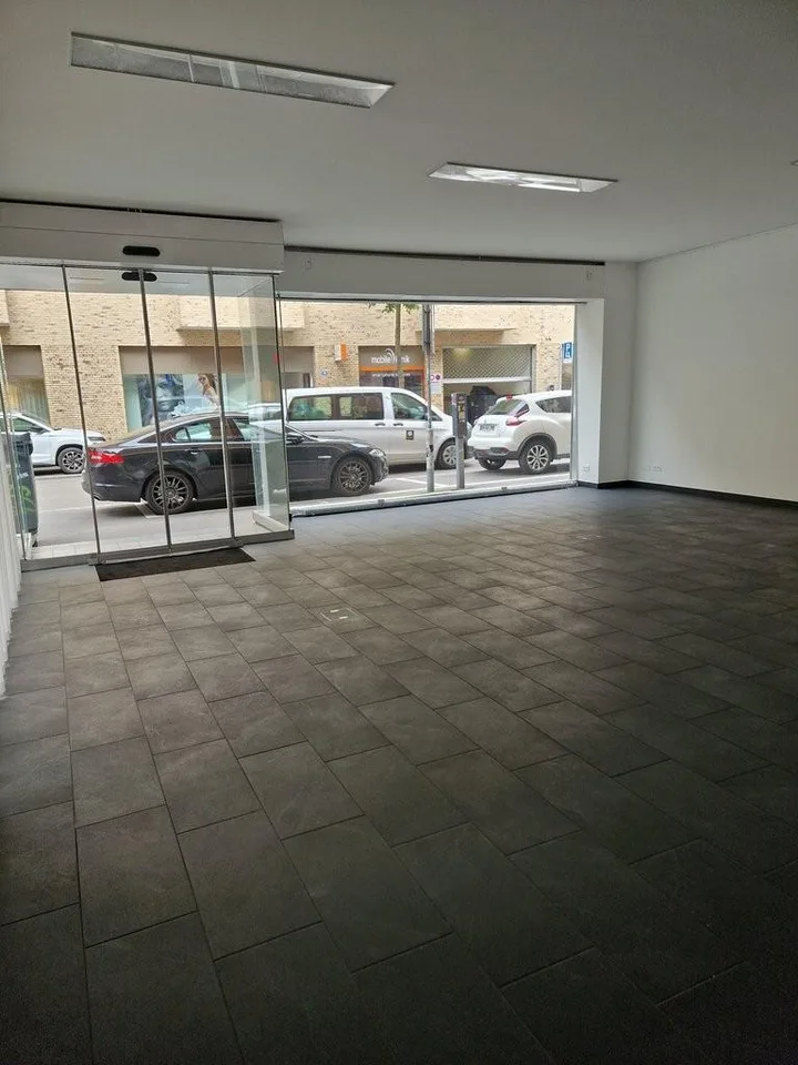 Helle Gewerbefläche mit Schaufenster für Laden, Büro oder Studio