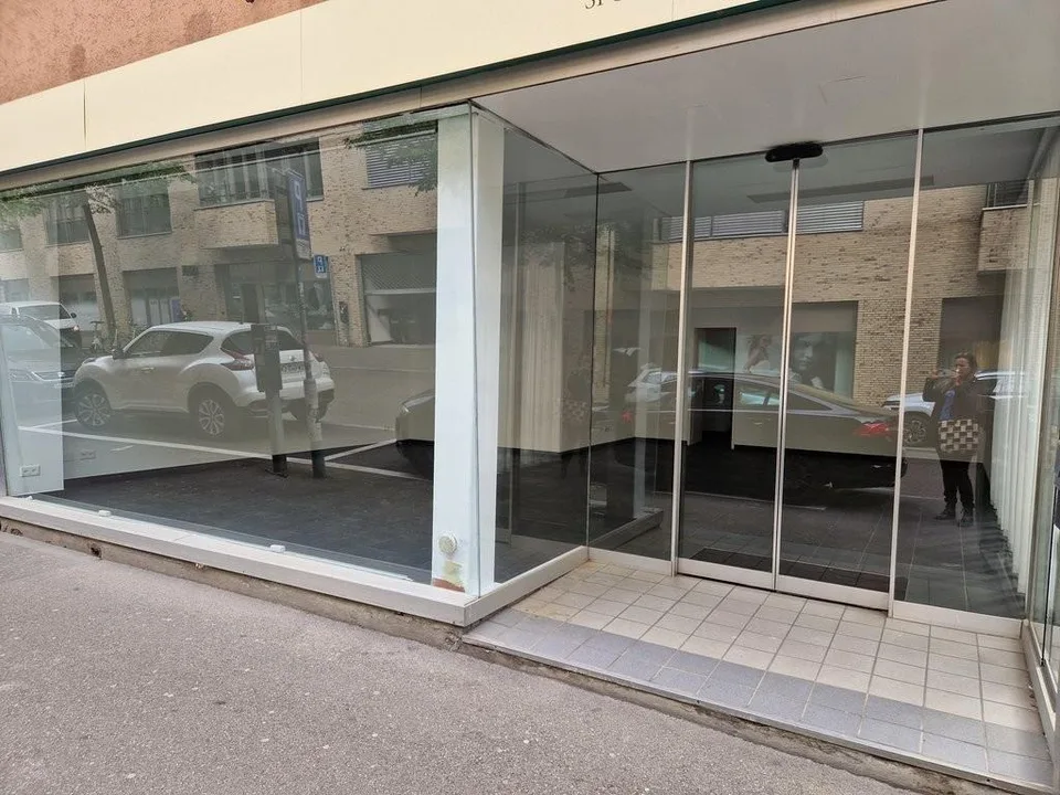 Helle Gewerbefläche mit Schaufenster für Laden, Büro oder Studio