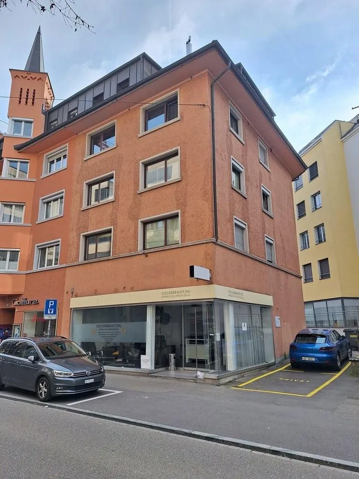 Helle Gewerbefläche mit Schaufenster für Laden, Büro oder Studio