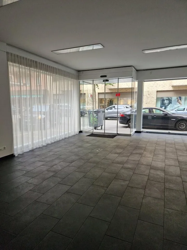 Helle Gewerbefläche mit Schaufenster für Laden, Büro oder Studio