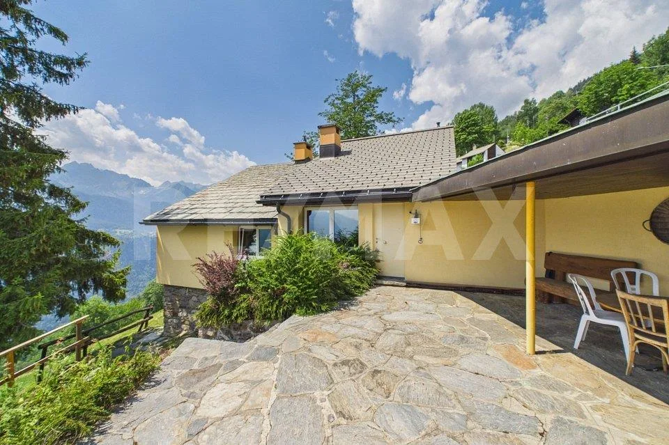 Casa di vacanza bifamiliare con terreno edificabile