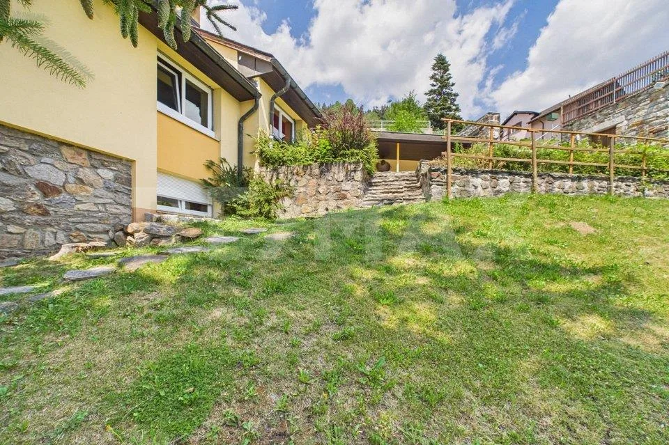 Casa di vacanza bifamiliare con terreno edificabile