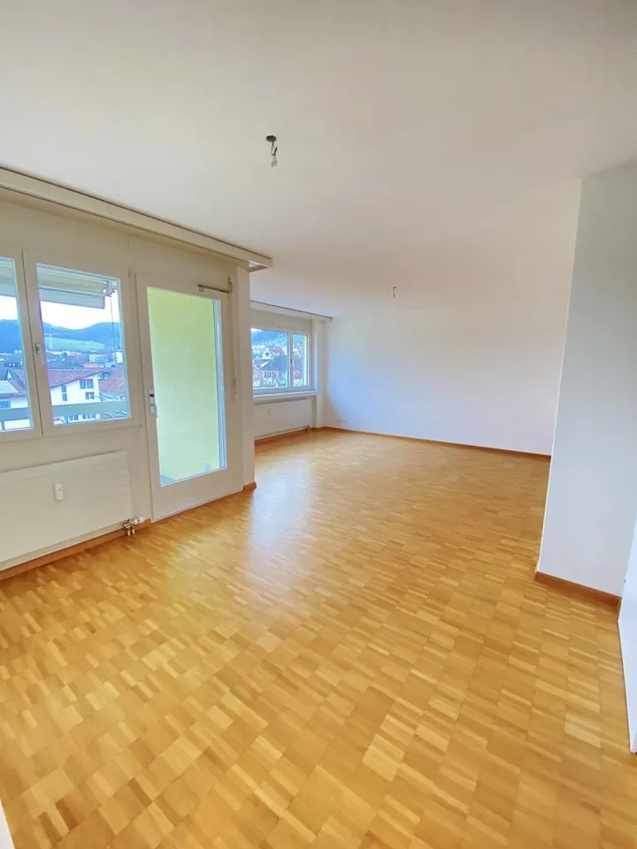 Grosszügige 4.5-Zimmerwohnung mit sanierter Küche und Bad