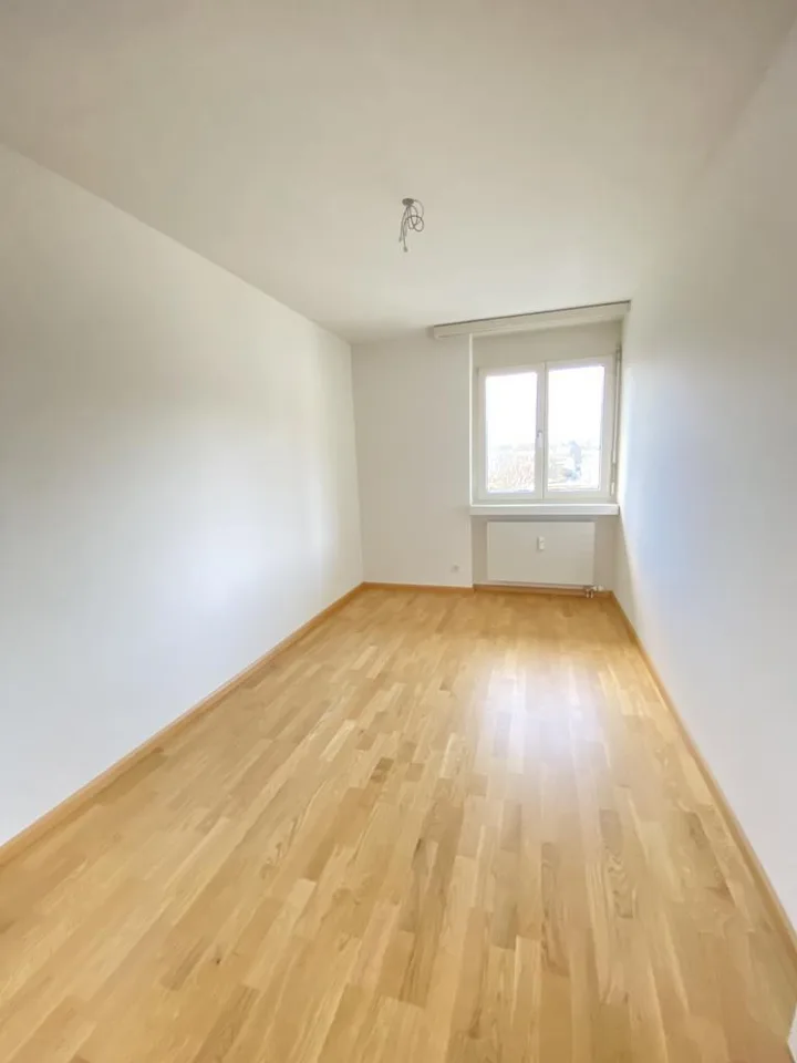 Grosszügige 4.5-Zimmerwohnung mit sanierter Küche und Bad