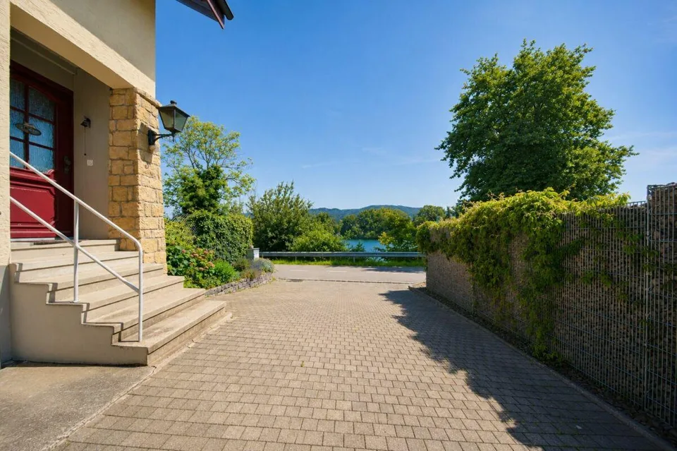Ein Zuhause am Rhein mit Naturpool und Ausbaupotenzial - exklusives 8.5-Zimmer-Einfamilienhaus – Foto 14 von 22