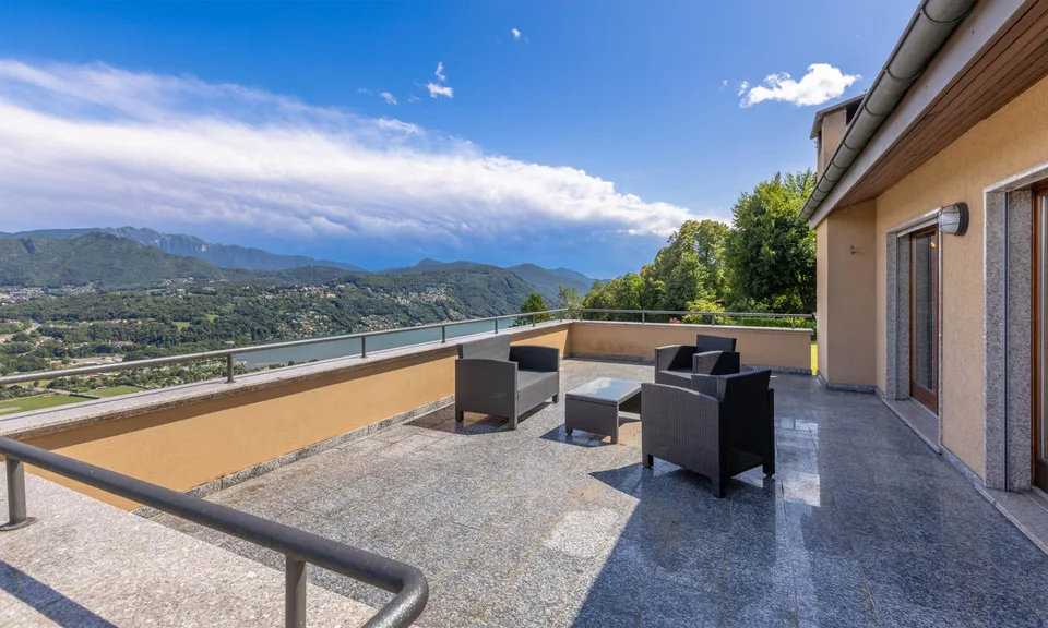 AFFASCINANTE VILLA 5.5 LOCALI VISTA LAGO CON GIARDINO A CIMO – foto 8 di 9