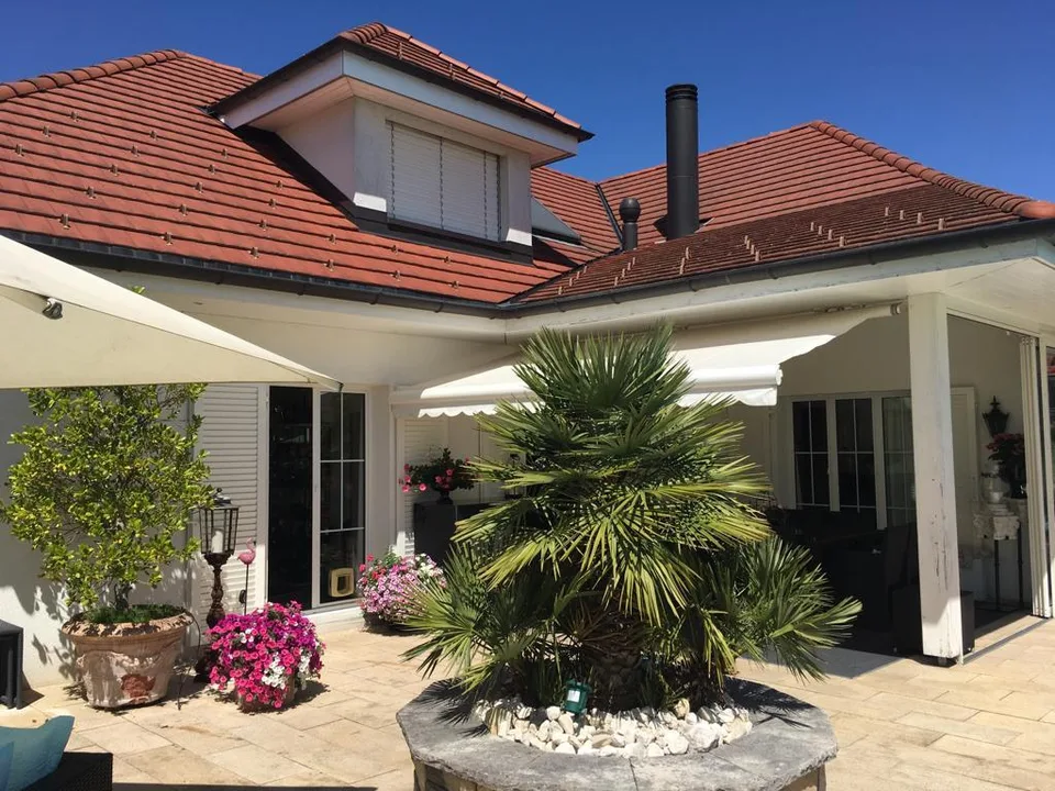 Exklusives Einfamilienhaus mit Pool, grossem Garten und Baulandreserve