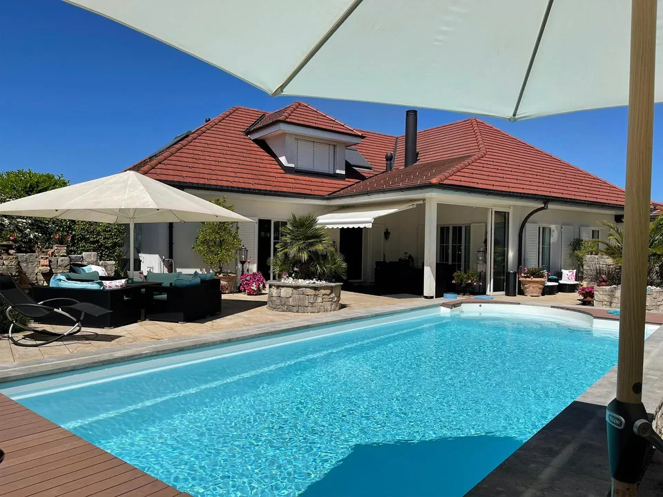 Exklusives Einfamilienhaus mit Pool, grossem Garten und Baulandreserve