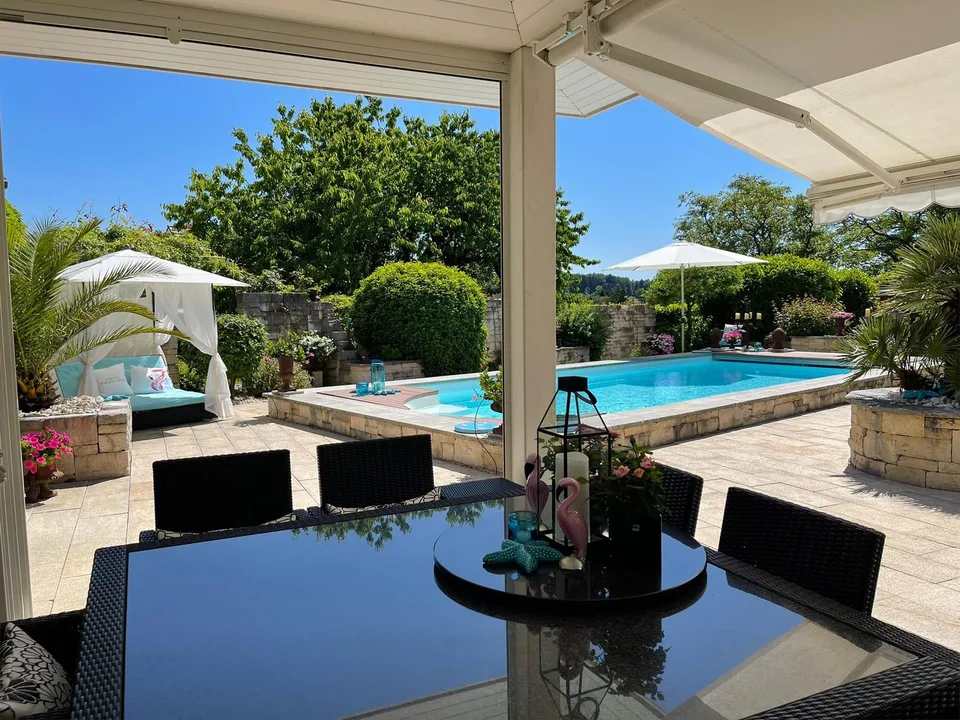Exklusives Einfamilienhaus mit Pool, grossem Garten und Baulandreserve