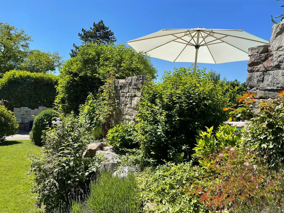 Exklusives Einfamilienhaus mit Pool, grossem Garten und Baulandreserve – foto 6 di 11